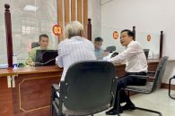 Đồng chí Bí thư Đảng uỷ xã Hoà Sơn thăm và ghi nhận hoạt động của Trung tâm Phục vụ hành chính công